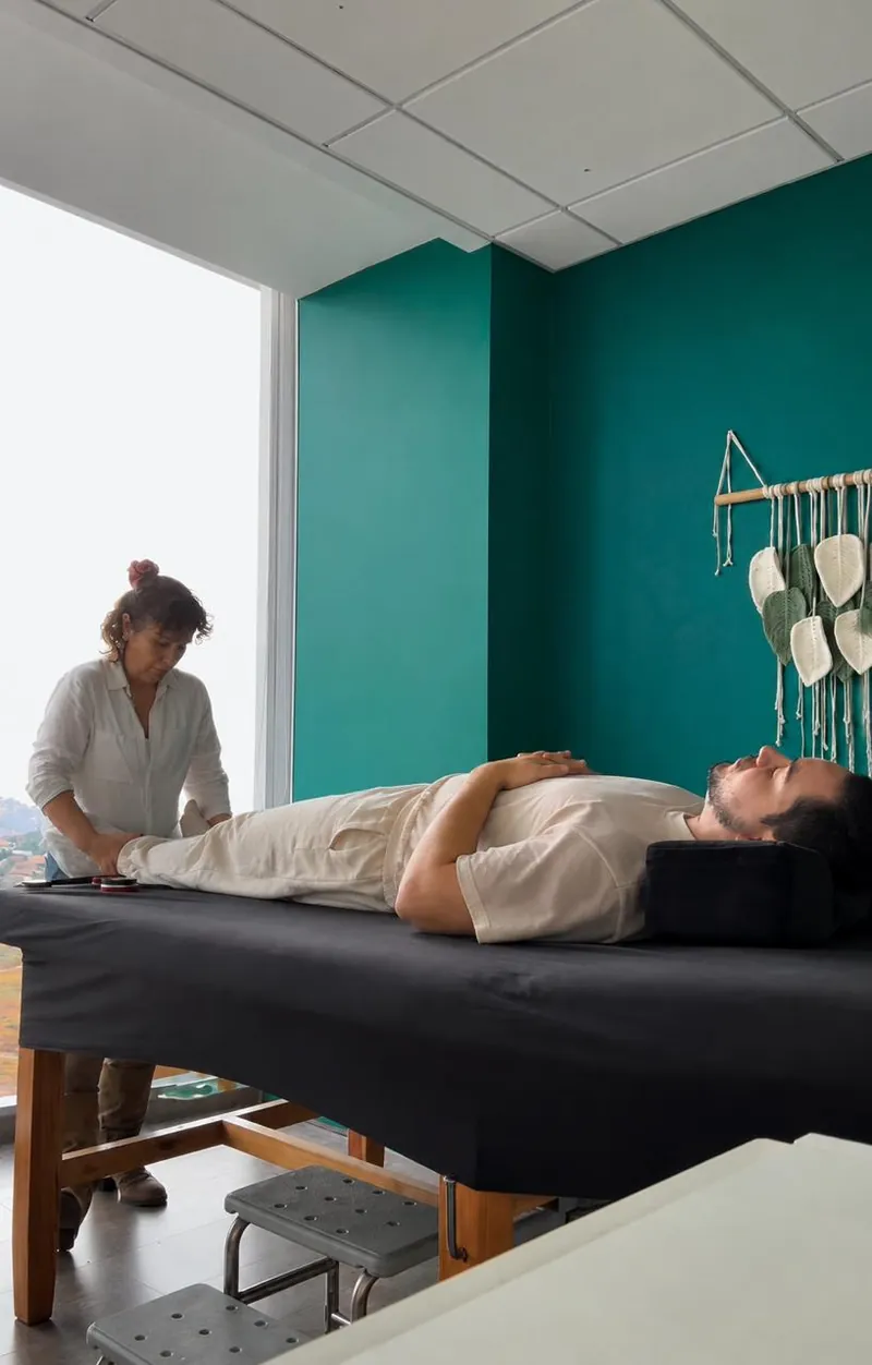 Solange en sesión de terapia holística